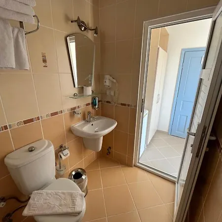 塔拉伊潘斯酒店 *